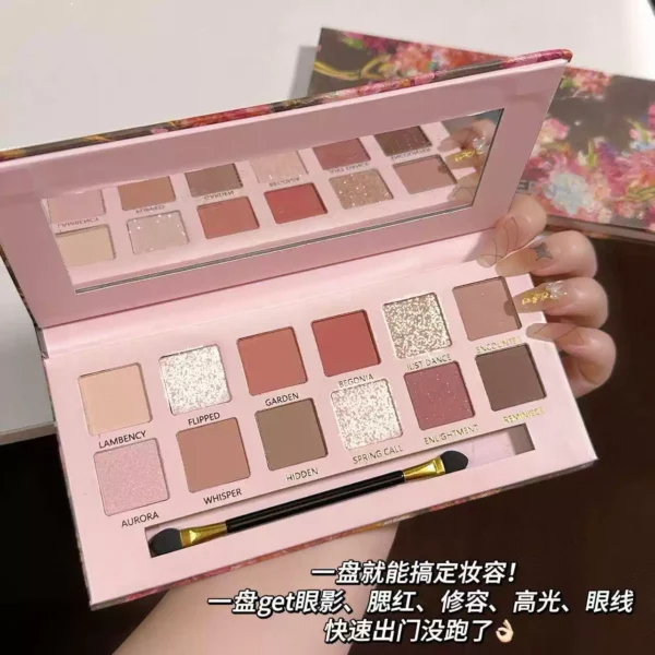 O1CN01uKmMuX26SKz3Cgz2I_2220005877660.jpg_q50.jpg_.webp 新款12色海棠花油画风粉棕眼影盘哑光珠光细闪大地色低饱和眼影盘